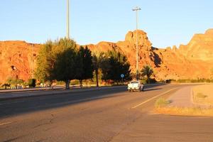 uma lindo dia Visão do uma inverno parque dentro al ula, saudita arábia. a parque é cercado de antigo colinas. foto