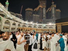 meca, saudita Arábia, marcha 2023 - durante a mês do Ramadã, peregrinos a partir de todos sobre a mundo executar tawaf por aí a kabah às a masjid al-haram dentro meca.. foto