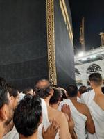 meca, saudita Arábia, marcha 2023 - durante a mês do Ramadã, peregrinos a partir de todos sobre a mundo executar tawaf por aí a kabah às a masjid al-haram dentro meca.. foto