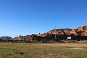 uma lindo dia Visão do uma inverno parque dentro al ula, saudita arábia. a parque é cercado de antigo colinas. foto