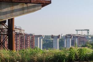 construção de ponte com pilares foto