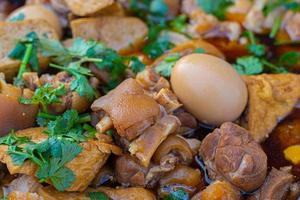 refogado porco trotadores, ovos com Castanho soja molho, coentro, chinês ervas, arroz vinho ,tofu e Preto vinagre. tradicional chinês Comida. foto