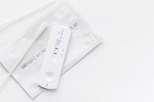 casa teste kit para coronavírus em uma branco fundo foto
