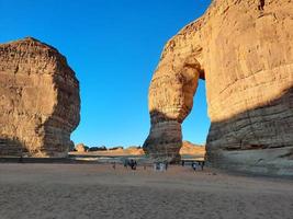 lindo tarde Visão do elefante Rocha dentro al-ula, saudita arábia. turistas rebanho dentro ampla números para Vejo elefante Rocha. foto