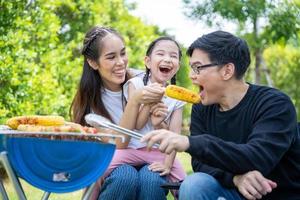 Atividades juntos durante a feriados. pais e crianças estão tendo uma refeição juntos durante a feriados. Mather preparar leite para filho em manhã, aproveitar, fim de semana, vago, família tempo, feliz. foto