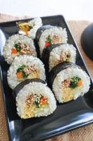 kimbap ou gimbap é coreano lista gimbap, quimbob fez a partir de cozido no vapor branco arroz bap e vários de outros ingredientes, isto Comida a partir de sul Coréia foto