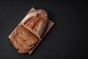 delicioso fresco Castanho fermento pão com grãos foto