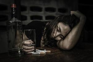 ásia mulher beber vodka sozinho às casa em noite Tempo, Tailândia pessoas, estresse mulher bêbado conceito foto