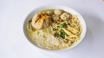 Bakso mercon topo visualizar, almôndega sopa com Macarrão, indonésio cozinha foto