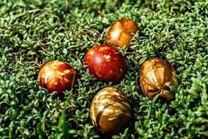 ovos de páscoa multicoloridos na grama verde foto