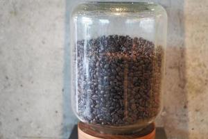 fresco café feijões armazenado dentro uma vidro jarra foto