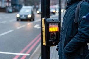 botão de faixa de pedestres com luz de advertência em fundo desfocado foto