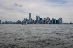 horizonte e prédios de escritórios modernos de midtown manhattan vista do outro lado do rio hudson foto