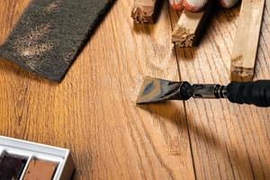 consertando uma superfície de madeira
