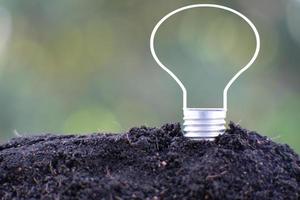 lâmpada economizadora de energia e conceito de crescimento empresarial ou empresarial