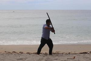 bokken Katana Treinamento em tanjungan praia, lombok foto