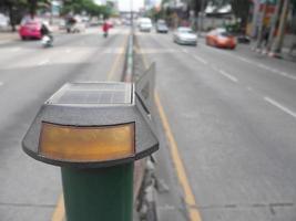 sinal luz em a estrada poder de solar célula foto