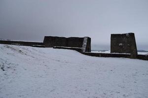 ruína do castelo acima ulmen, eifel dentro inverno foto