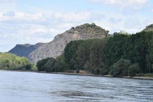 Rhine com uma enorme Rocha foto