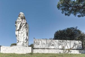 estátua do st. Catherine do Siena dentro Roma foto