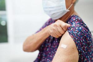 mulher idosa asiática recebendo vacina para proteger o vírus corona.