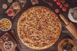 pizza com mussarela, milho, bacon e orégano