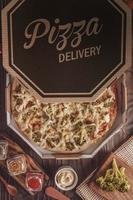 pizza com mussarela, brócolis, catupiry e parmesão em caixa de delivery foto