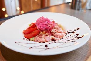 uma foto de uma salada de hortelã e dolendwitz em um restaurante sobre a mesa