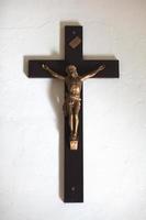 de madeira crucifixo com uma latão Jesus Cristo. foto