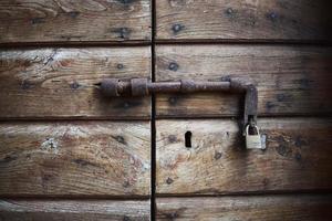 fechadura velha em uma porta de madeira foto