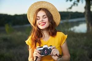 sorridente mulher com Câmera dentro mãos natureza viagem estilo de vida passatempo foto