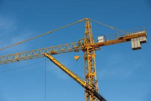 grande amarelo guindaste dentro construção local foto