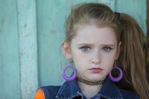 pequeno menina com brilhante Maquiagem dentro retro estilo. criança modelo. foto