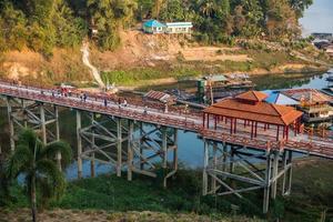 kanchanaburi, tailândia, fevereiro 13, 2015, a panorama do sankhlaburi, tailândia, uma pacífico lugar. foto