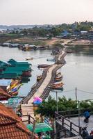 kanchanaburi, tailândia, fevereiro 13, 2015, a panorama do sankhlaburi, tailândia, uma pacífico lugar. foto