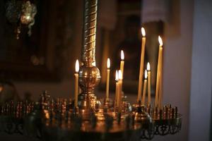 queimando Igreja velas em uma Sombrio fundo, cristão símbolo. foto