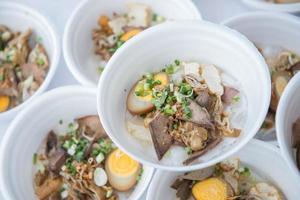 arroz macarrão rolos dentro crocante carne de porco sopa dentro espuma prato foto