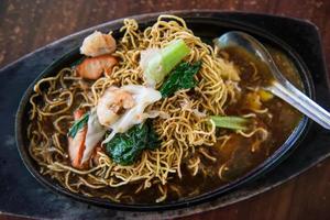 crocantes macarrão frito dentro sopa com camarão foto