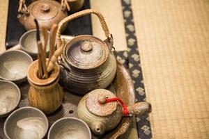 japonês chá Panela e copos foto