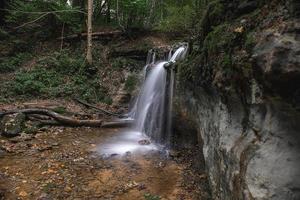 pequena cachoeira dauda no parque nacional gauja, letônia foto