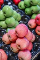 fresco maçãs dentro uma mercado foto