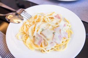 italiano comida- fresco espaguete carbonara foto