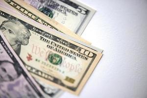 dólares americanos em fundo branco foto