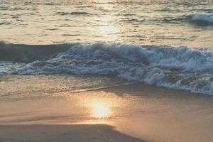 ondas vibrantes do mar na praia durante o verão foto