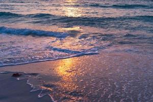 ondas vibrantes do mar na praia durante o verão foto