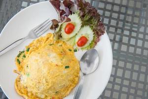 amarelo omelete serve com vegetal foto