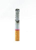 cigarro queimado baixa para a bunda em branco fundo foto