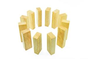 blocos de madeira isolados no fundo branco foto