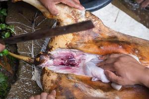 corte acima carne de porco com faca foto