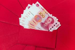 yuan ou rmb, chinês moeda com vermelho envelope foto